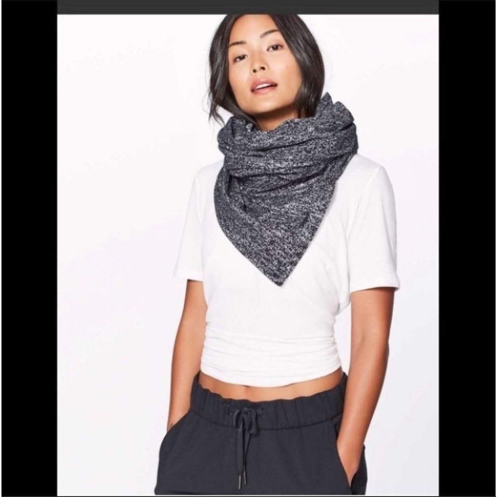 Lululemon Rulu Customizable Snap Scarf EUC